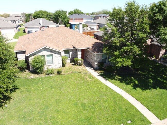 Building Photo - Beautiful home located in a well desired c...
