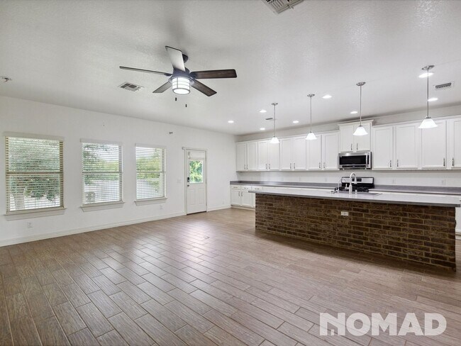 Building Photo - 4 Bedroom Single Family Home in New Braunfels