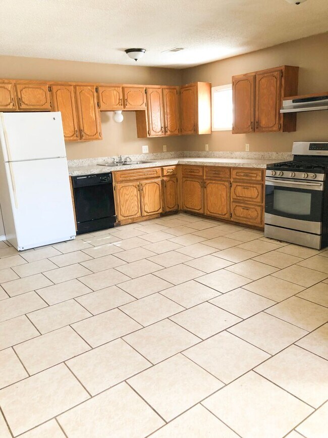 Building Photo - Cozy 3B/2B Home Available to Rent Now!