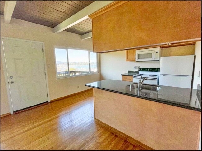 Building Photo - New: 2Bd Water View Flat in Sausalito