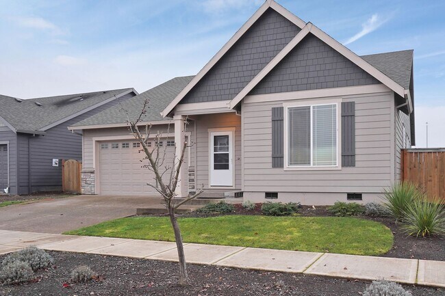 Foto del edificio - Polished single-level 3 bed, 2 bath home in NE Salem!