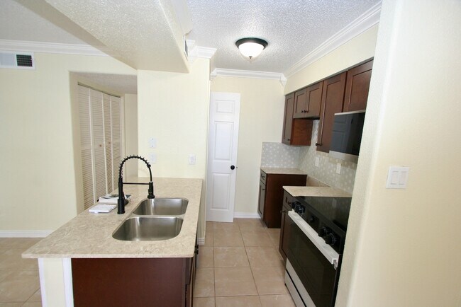 Foto del edificio - 17331 Red Oak Dr