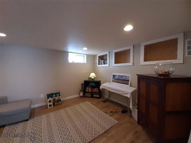 espacio de sala de estar en el sótano - 506 S 8th St