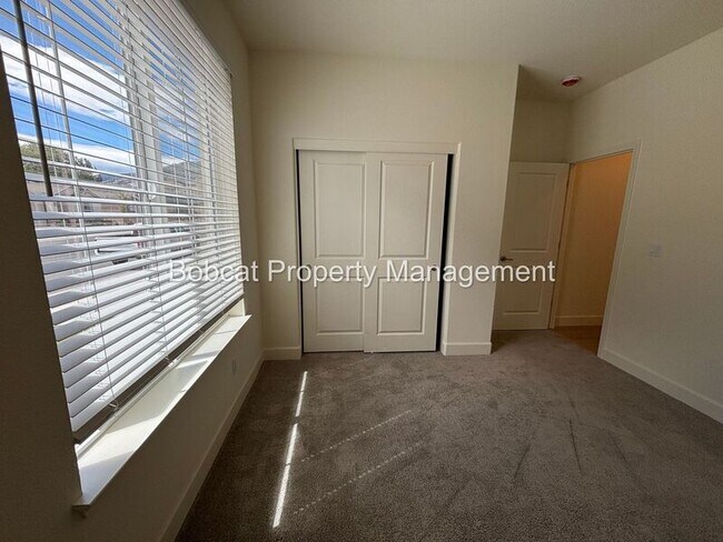 Foto del edificio - 1484 W Sunset Way