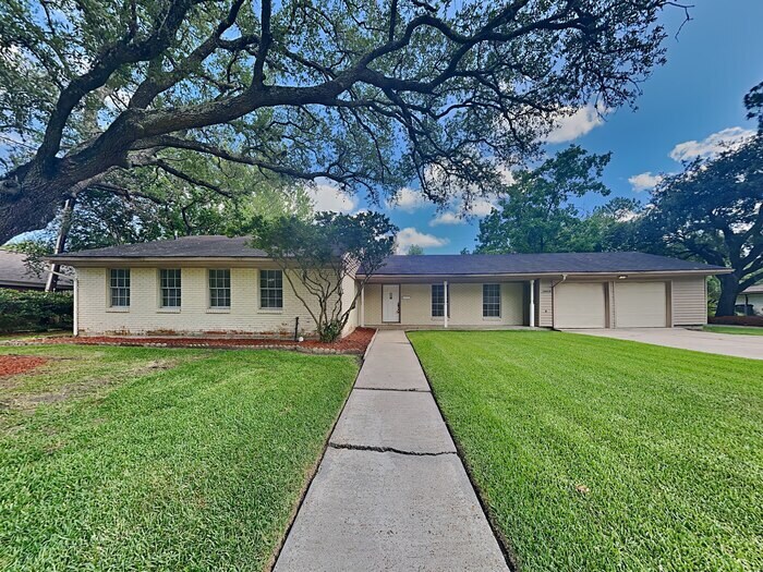 Charming Home with a Spacious Floorplan! House for Rent in La Porte