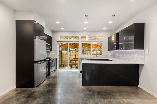 Foto del edificio - Newer 3 Bed 2.5 Bath Townhouse Close to Downtown