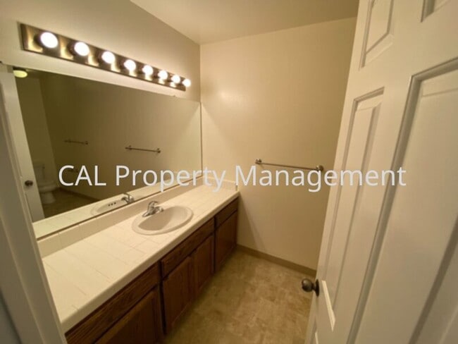 Building Photo - Upper level 2 bedroom & 1 bathroom condomi...