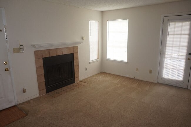 Building Photo - Excellent Location 2 Bed 1 Bath with Firep...