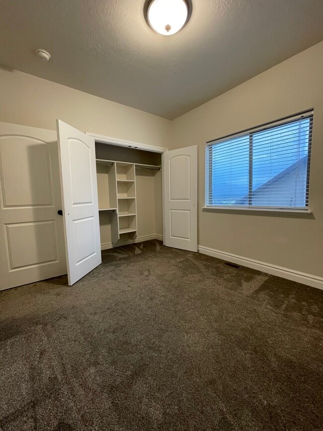 Building Photo - 3989 E Yakima Way