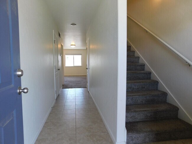 Foto del edificio - Newer Townhome Close to Shopping