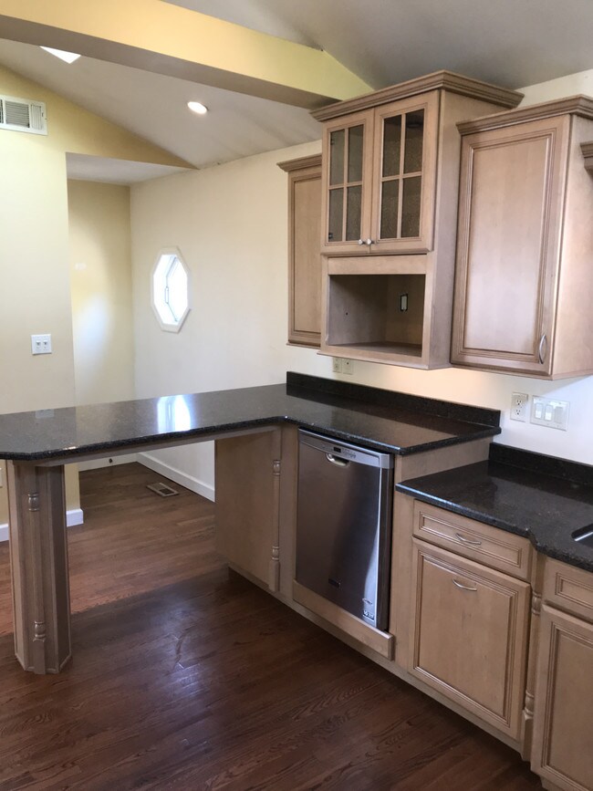 Building Photo - Castle Terrace Home