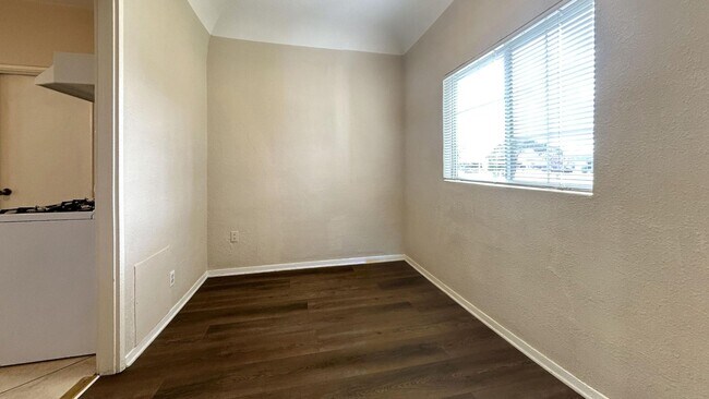 Foto del edificio - Charming 2 Bedroom 1 Bathroom Home Located...