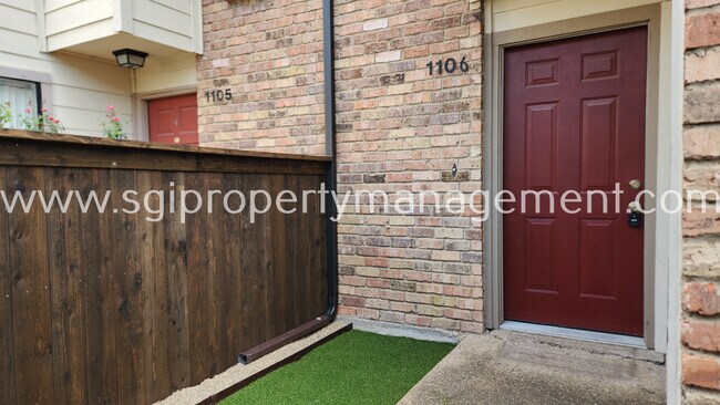 Foto del edificio - 6646 E Lovers Ln