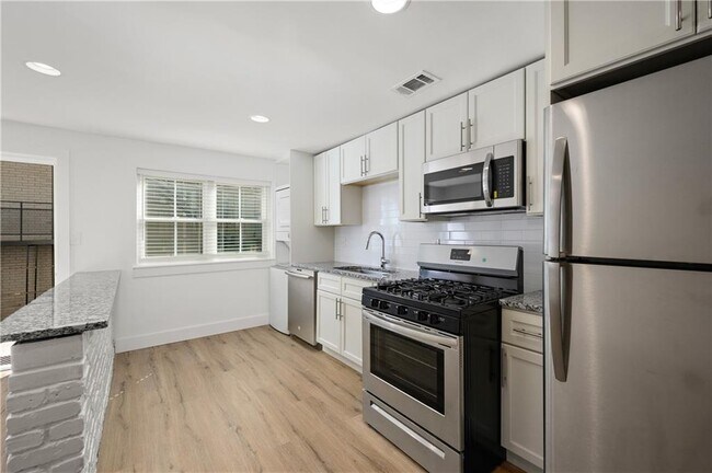 Foto del edificio - 880 St Charles Ave NE