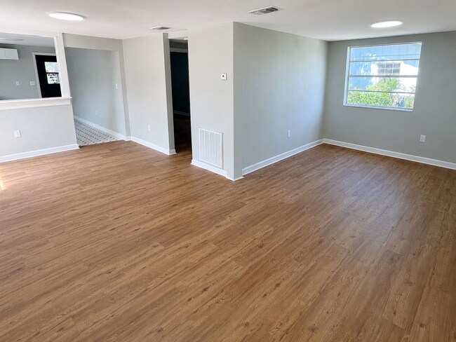 Foto del edificio - Beautifully Refreshed 5BR/2BA Two-Story Home & Huge Yard!