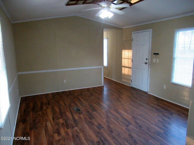 Building Photo - 609 Circle Dr