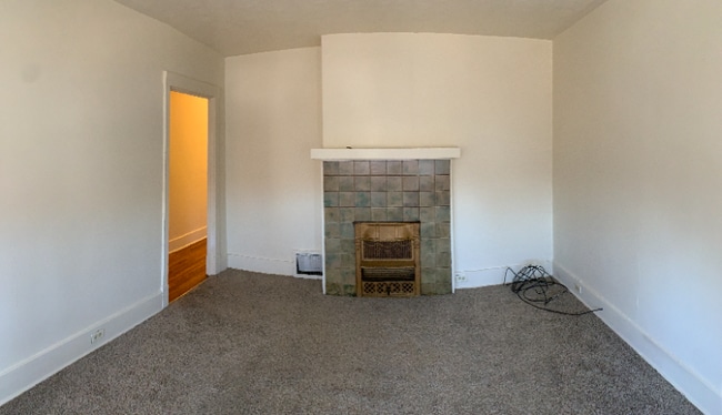 Building Photo - 2916 Clermont Ave