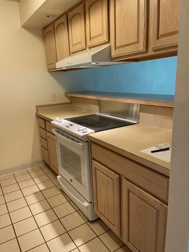 Building Photo - Central Boulder 1 bed 1 bath- pool and Uti...