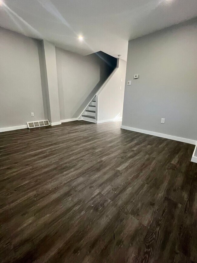 Foto del edificio - Renovated 4-Bedroom Townhome in Germantown...
