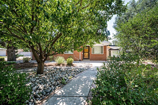 Building Photo - Beautifully Updated 3 Bedroom 2 Bathroom C...