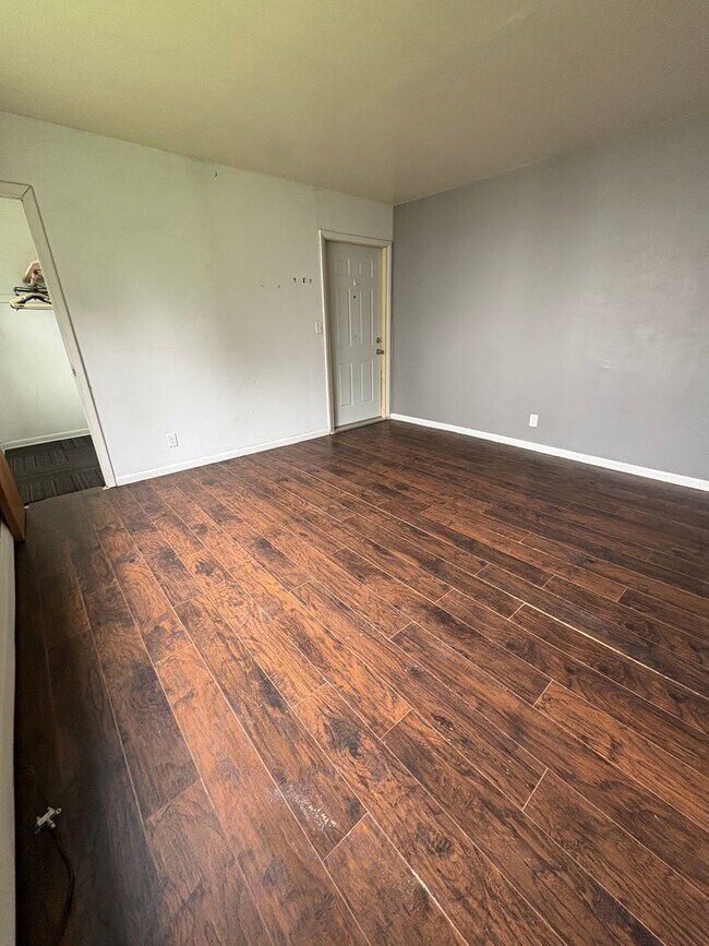 Foto del edificio - 515 W Oak St