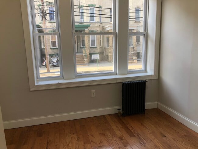 Building Photo - 384 Baldwin Ave