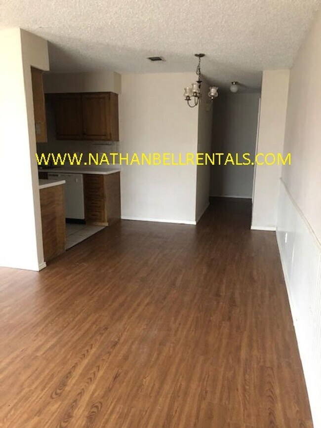 Foto del edificio - 3 bedroom 2 bath duplex