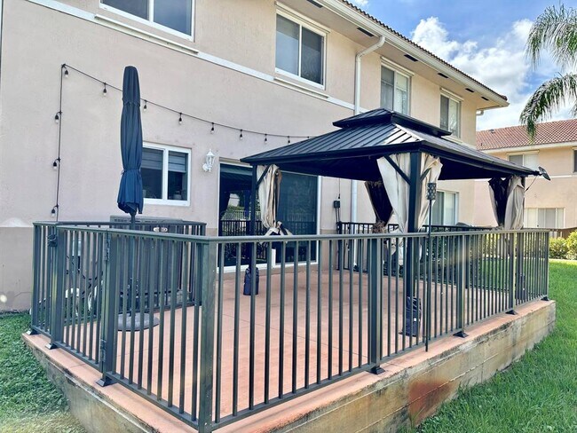 Foto del edificio - 4901 Palm Garden Ln
