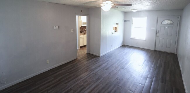 Foto del edificio - 2510 Village Walk Dr
