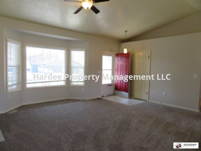Building Photo - 668 W Applegate St
