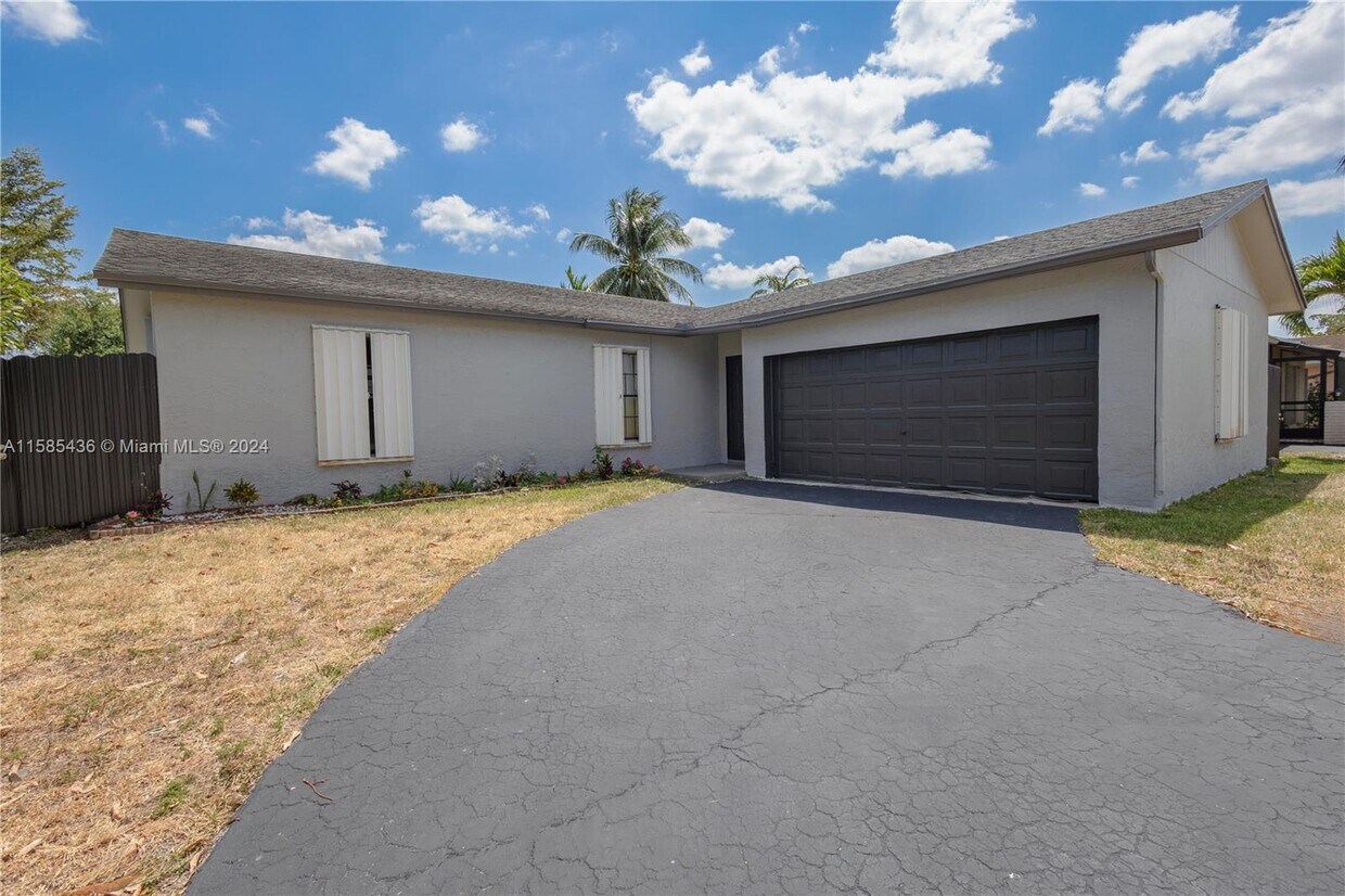 Primary Photo - 10900 NW 28th St