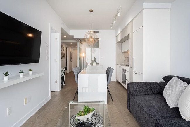 Building Photo - 1255 Rue Saint-Jacques