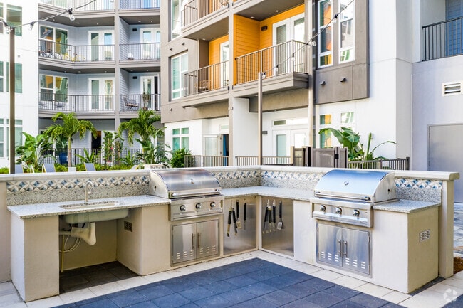 Outdoor Kitchen with Gas Grills - Arte St. Pete