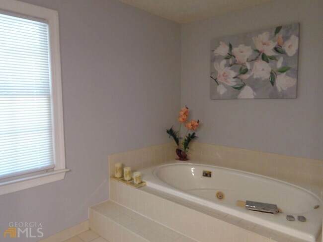 Building Photo - 6336 Southland Forest Dr