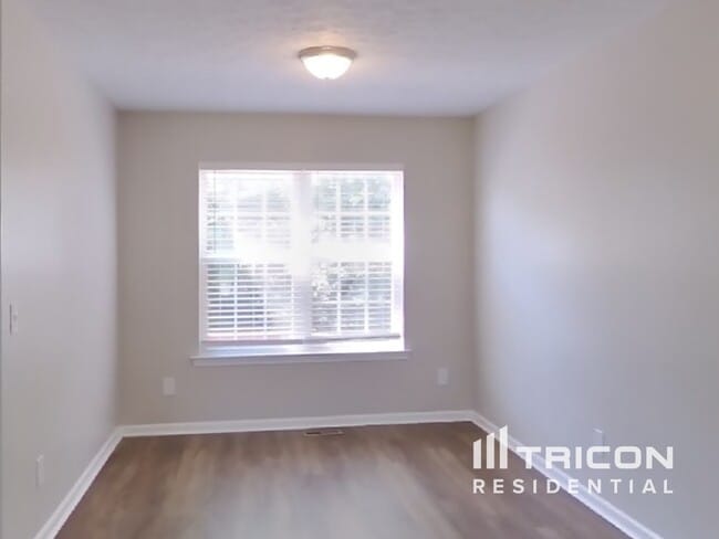 Building Photo - 283 Iris Dr