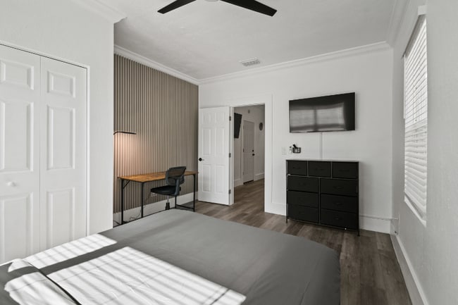 Photo - 806 E Chelsea St Apartment