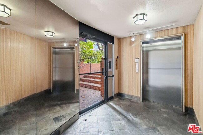 Foto del edificio - 500 S Barrington Ave