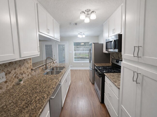 Foto del edificio - 1318 Epsilon St