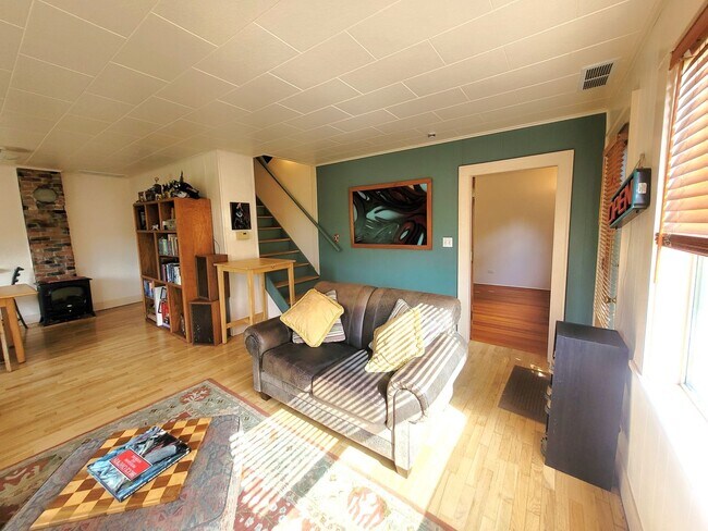 Foto del edificio - Charming Three Bedroom Home with Large Fen...