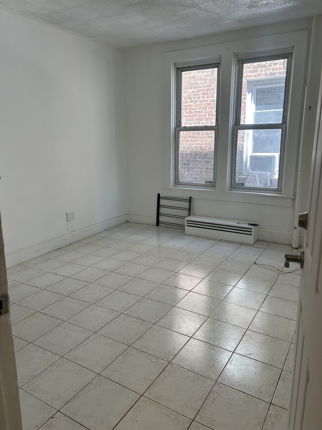 Building Photo - 909 Arnow Ave
