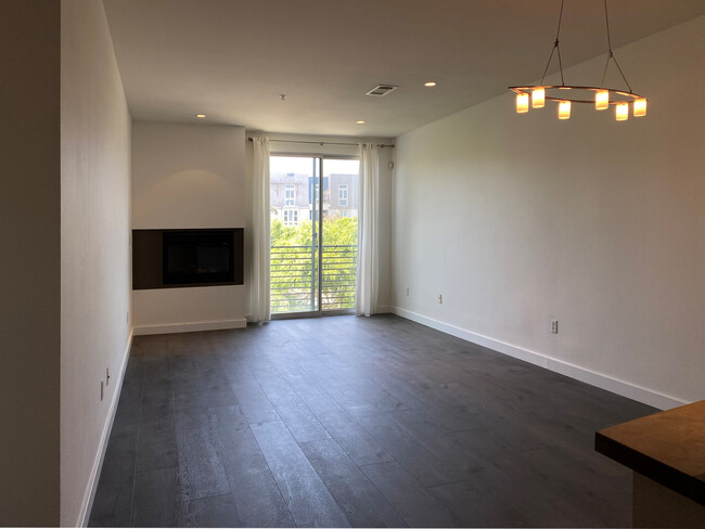 Building Photo - 6400 Crescent Park E