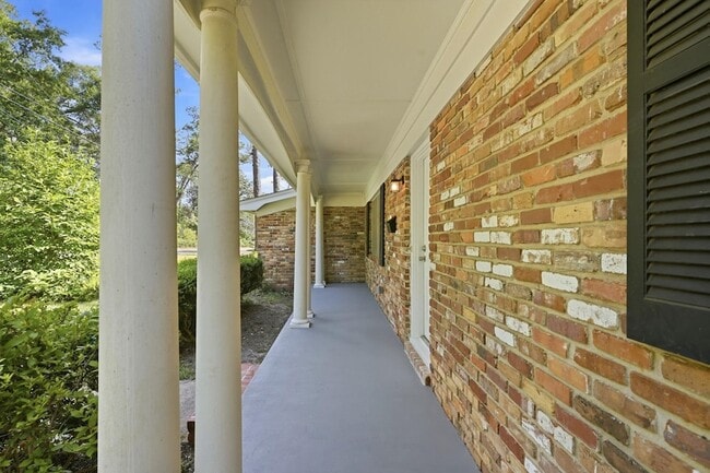 Building Photo - 704 Hillcrest St