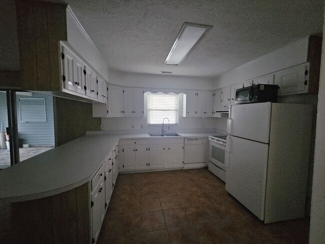 Building Photo - Two blocks from the beach!