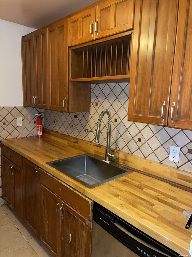 Foto del edificio - 2449 Union Blvd