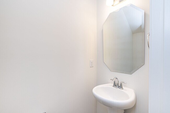 Foto del edificio - BEAUTIFUL 2 Bedroom Townhome in MIDLAND AVAILABLE MARCH 2026