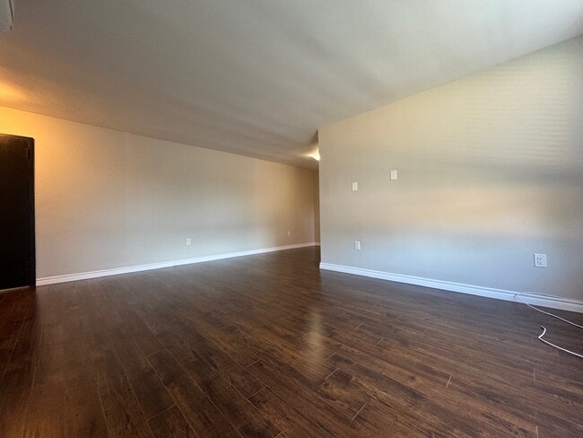 Building Photo - Recently Renovated 2 Bed 1 Bath Apartment!