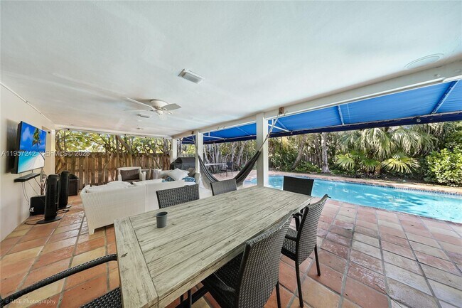 Foto del edificio - 526 Satinwood Dr