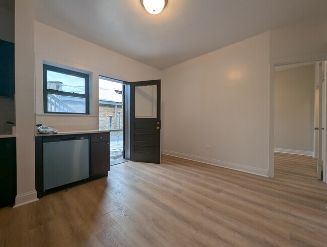 Foto del edificio - 2640 N Milwaukee Ave