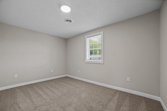 Building Photo - Riverview - Building 8 (24-27)