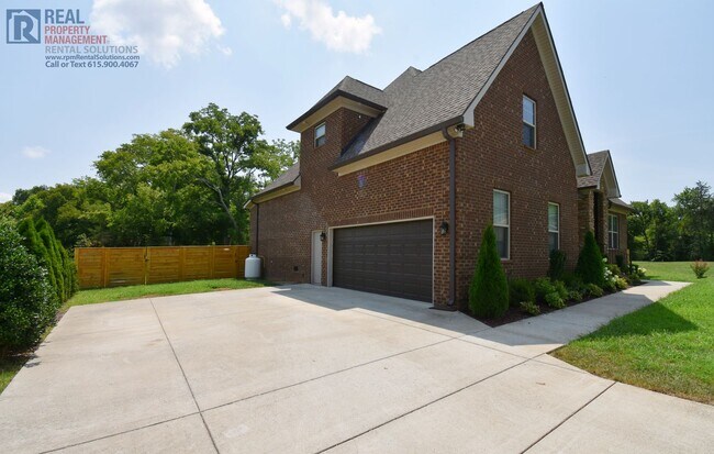 Building Photo - 4 BR PLUS bonus for lease in M'boro on 3 A...